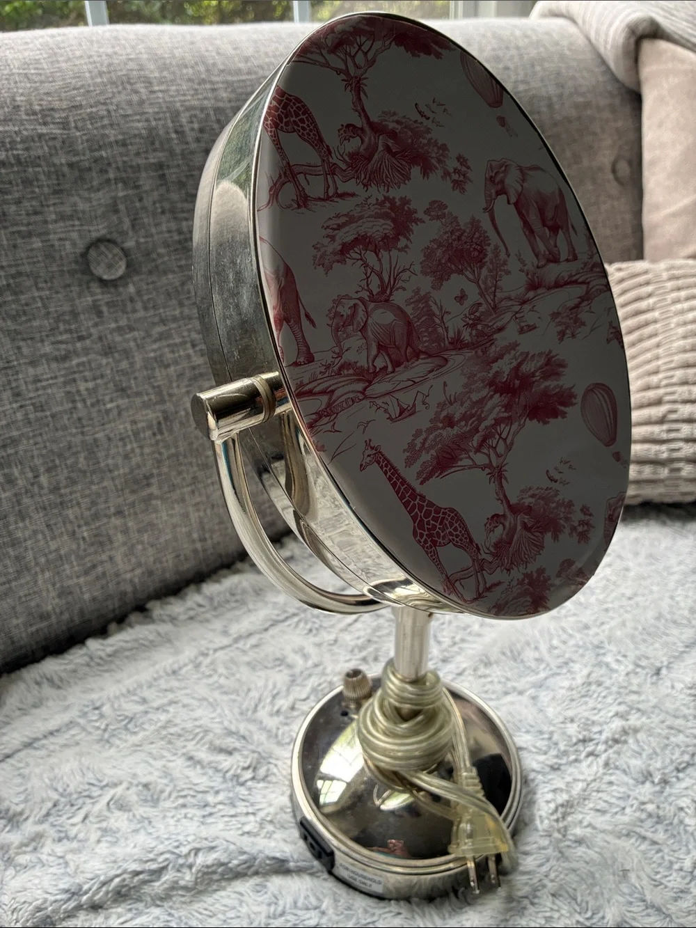 magnifying make up mirror